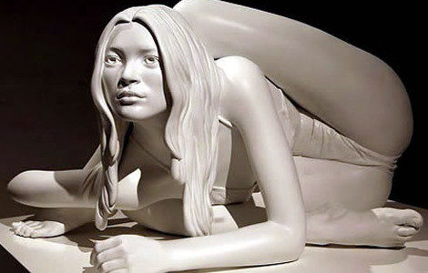 Escultura de Marc Quinn en la que aparece Kate Moss haciendo una postura de yoga
