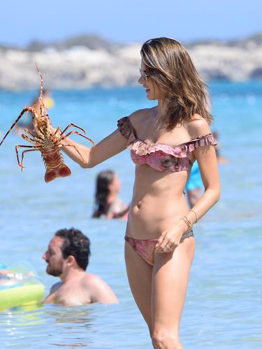 Alessandra Ambrosio con un bikini de volantes