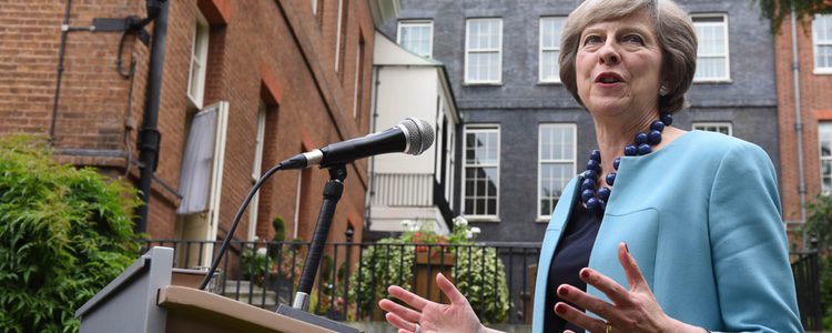 Theresa May con un total look en escala de azules