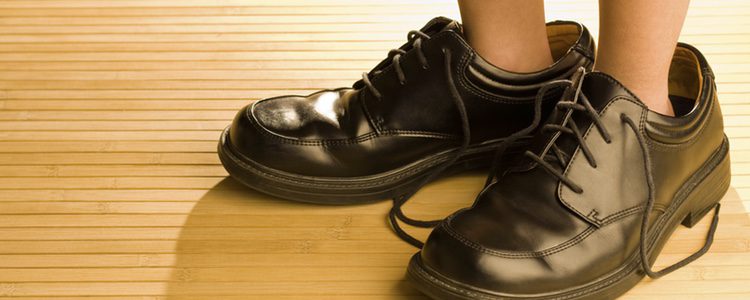 Dependiendo de la escuela de tu hijo, tendrá que llevar zapatos formales o no