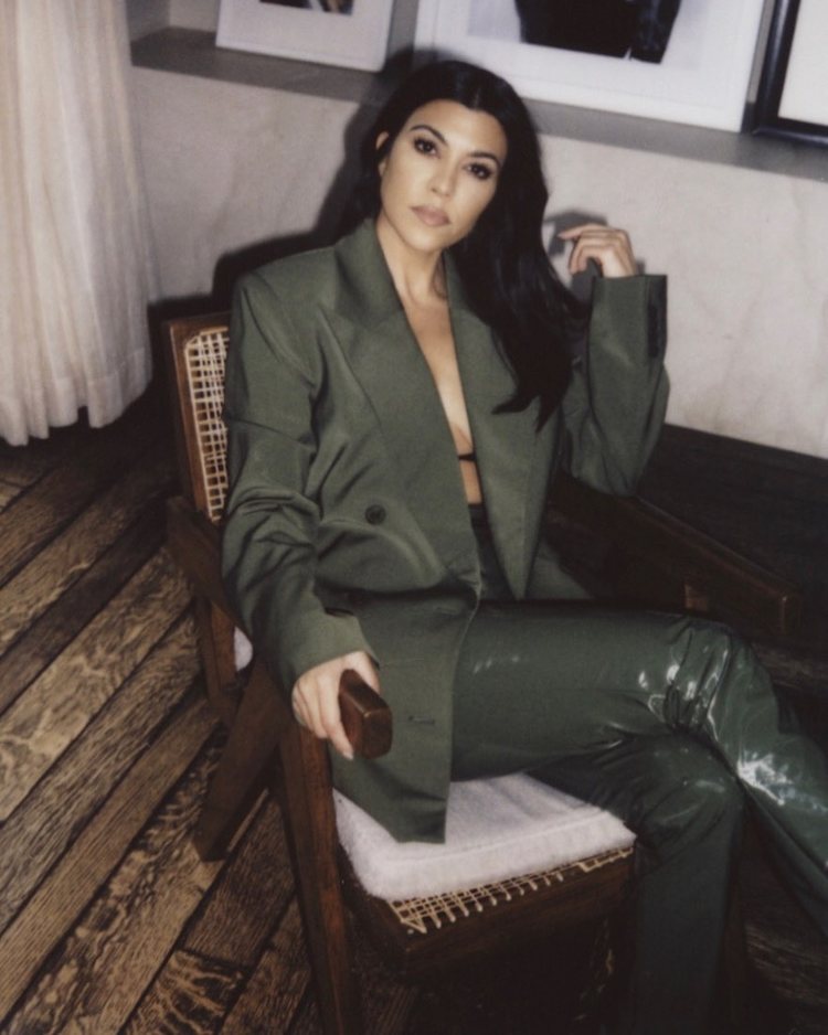Kourtney Kardashian durante una sesión de fotos para POOSH | Foto: Instagram