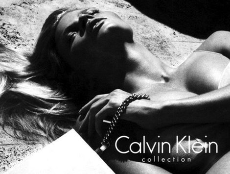 Lara Stone protagoniza una campaña cargada de sexualidad para Calvin Klein