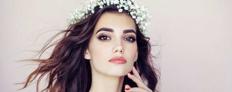 Para dar naturalidad, puedes completar tu look con una sencilla tiara de flores 