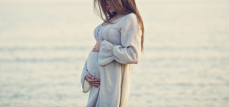 El vestido es una de las prendas estrellas para el último trimestre de embarazo