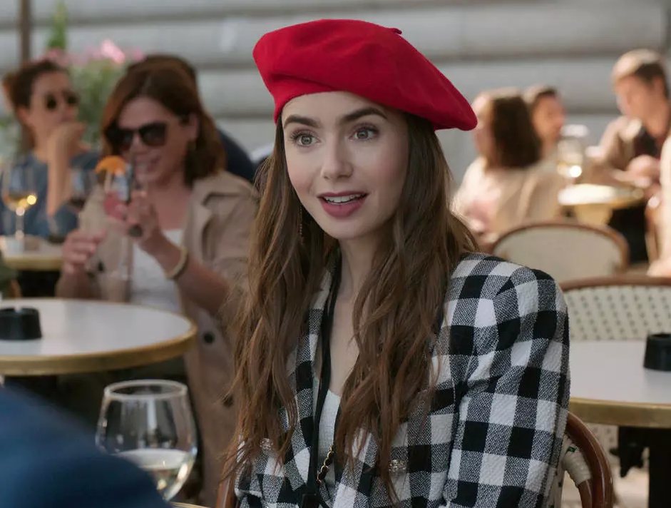 La serie 'Emily In Paris' puso de moda las boinas en 2020 | Foto: Youtube