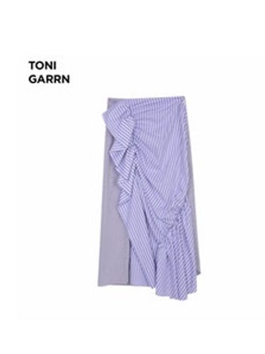 Falda asimétrica de Toni Garrn