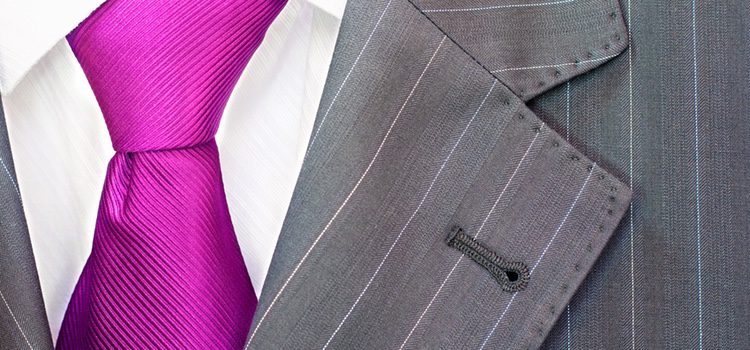 Si no te atreves con los trajes violetas, utiliza complementos de este color