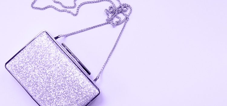 Los bolsos violetas serán tu mejor aliado para acompañar cualquier look