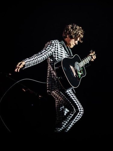 Harry Styles con el dos pieza de pata de gallo en el concierto de Barcelona