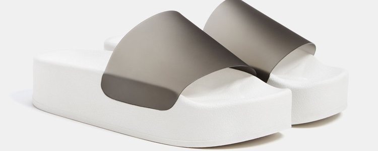 Sandalias de plataforma blancas con la tira de vinilo de Berskha