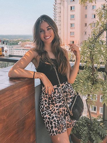 La influencer Rocío Camacho con falda de estampado de leopardo / Foto: Instagram