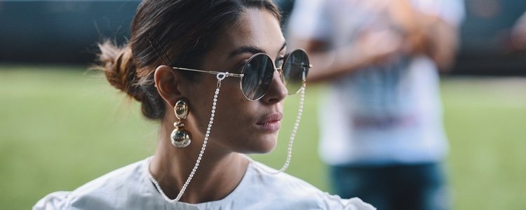 Las perlas en 2019 se incluyen hasta en cadenas de gafas, en este caso de la firma Chanel