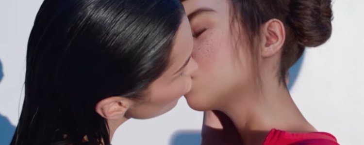 Bella Hadid y Lil Miquela se besan en la nueva campaña de Calvin Klein | Foto: Twitter