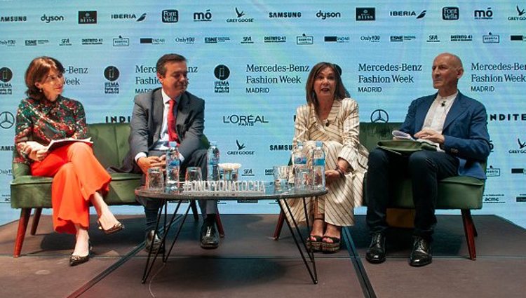 Charo Izquierdo en el centro hablando durante la rueda de prensa junto a Nuria de Miguel