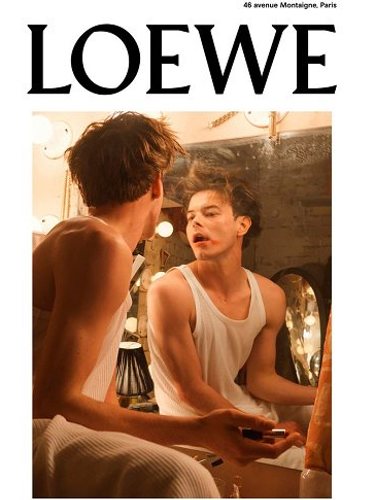 Charlie Heaton frente al espejo en la campaña para Loewe