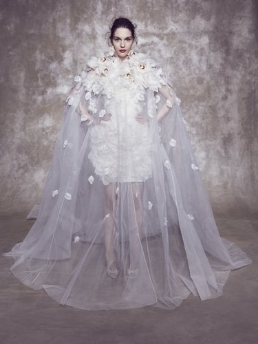 Vestido con capa de flores de la colección 'Spring 2020' de Marchesa