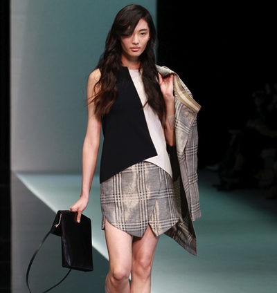 Los cortes asimétricos invaden la Semana de la Moda de Milán primavera/verano 2013 con Emporio Armani