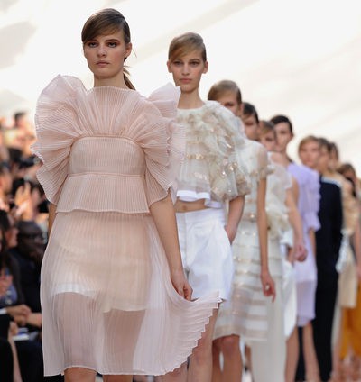 Los volantes plisados triunfan en la Semana de la Moda de París de la mano de Chloé