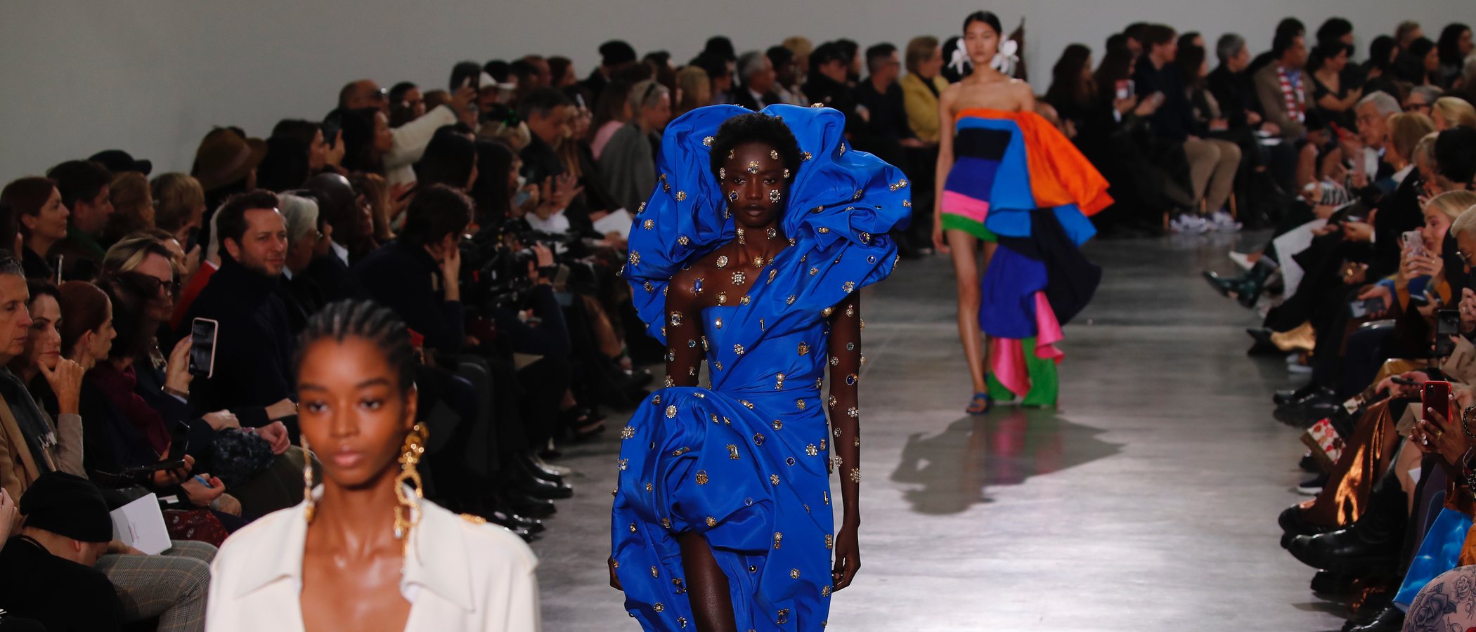 Schiaparelli se abraza al surrealismo y el color en la Semana de Alta Costura de París 2020