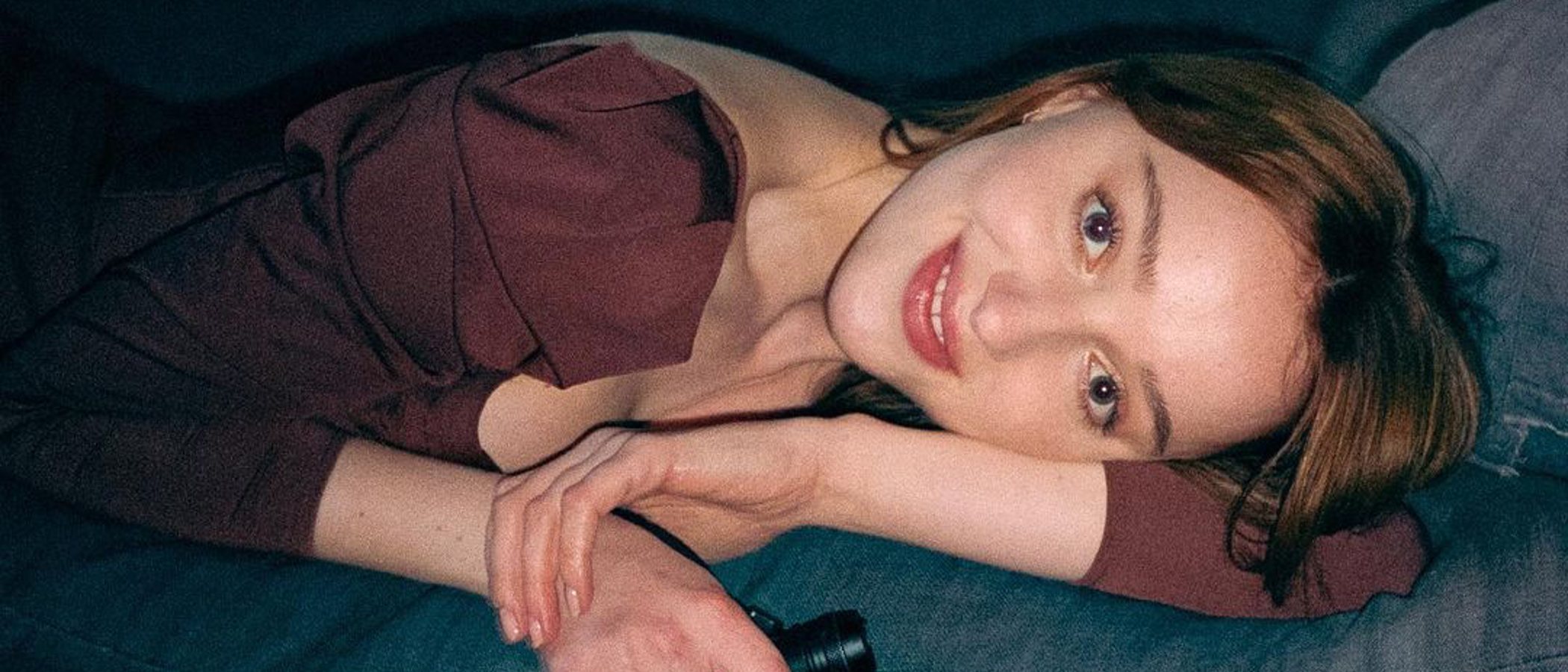 Phoebe Dynevor, protagonista de 'Los Bridgerton', debuta como modelo para Self-Portrait