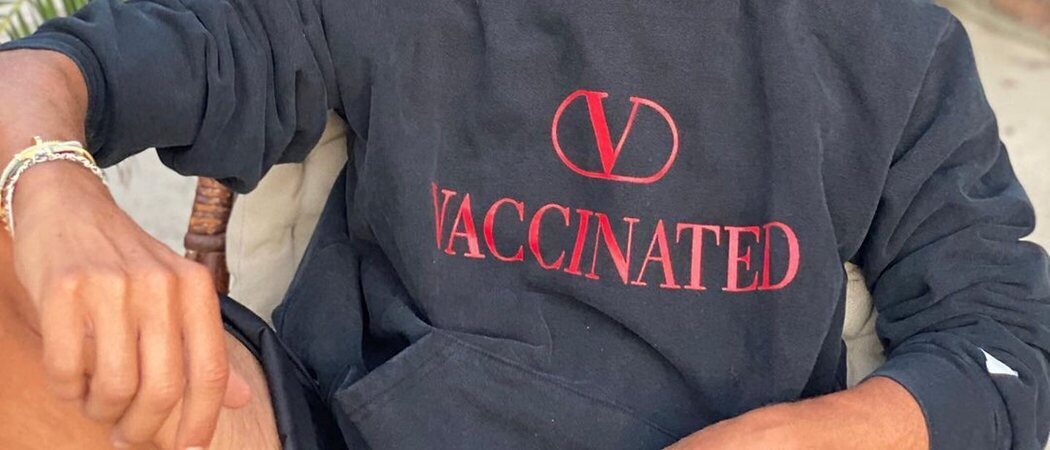 Cómo Pierpaolo Piccioli convirtió un plagio de Valentino en una acción solidaria a favor de la vacunación