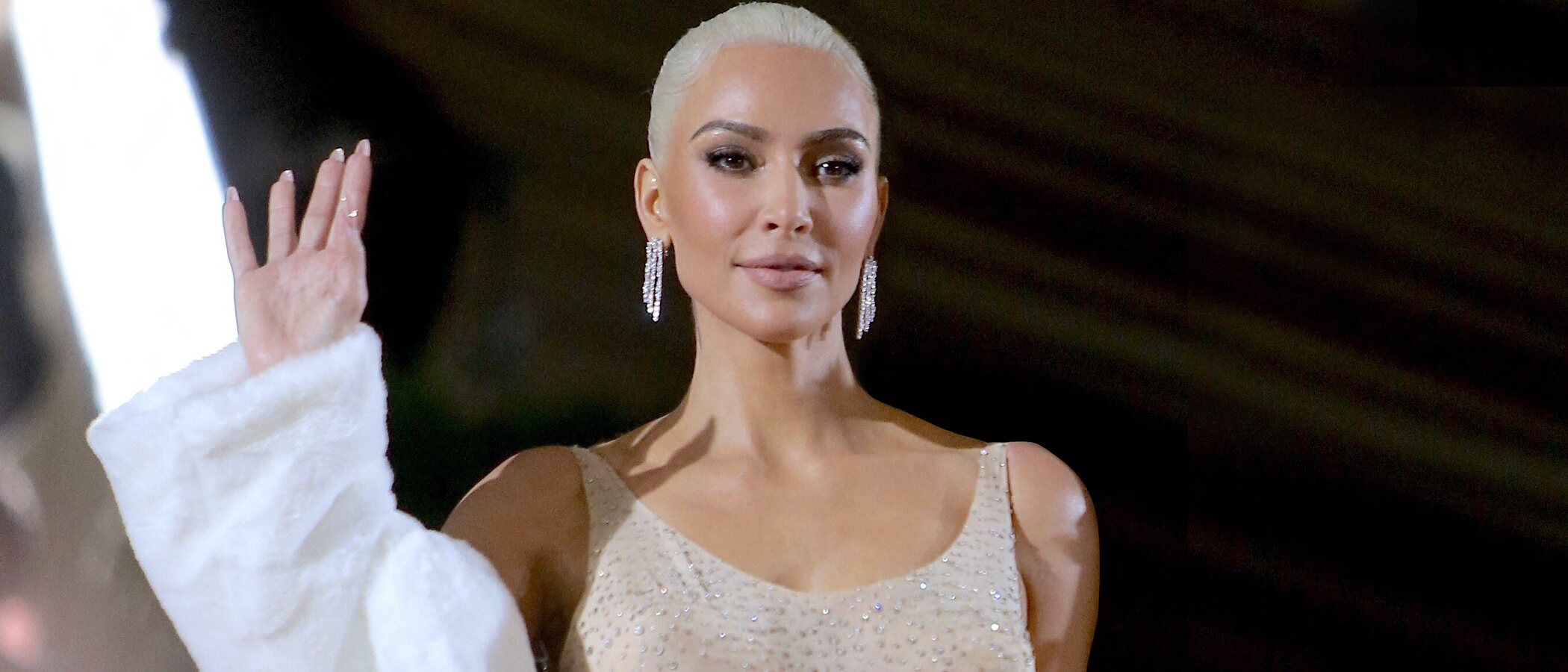 Qué le quería decir Kim Kardashian al mundo poniéndose el vestido de  Marylin Monroe en la MET Gala 2022? - Bekia Moda