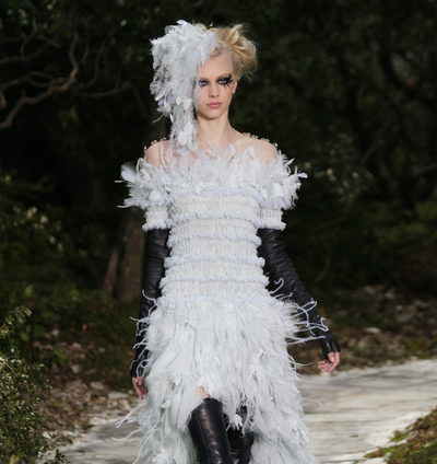 El bosque de Karl Lagerfeld para la primavera/verano 2013 de Chanel en la Semana de la Alta Costura de París