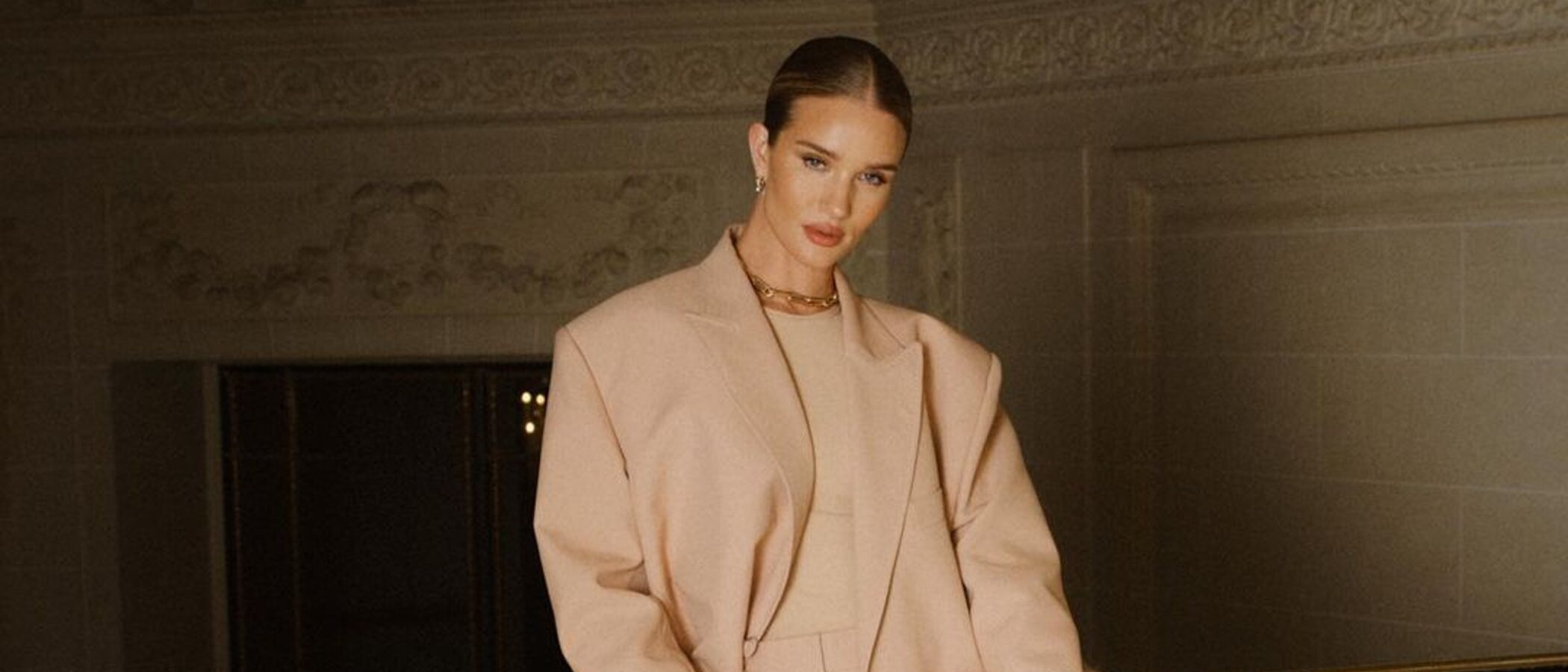 Rosie Huntington-Whiteley quiere volver a poner de moda los tacones de Valentino que todas tenían en 2013