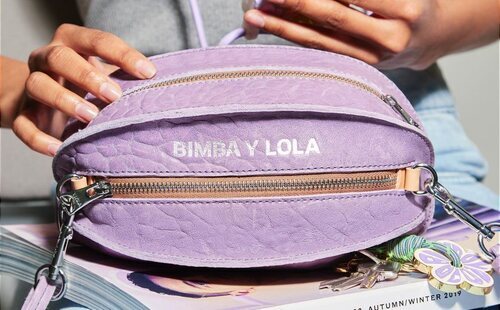 El nuevo bolso pelota de Bimba y Lola le va a encantar a Rosalía (y a ti también)