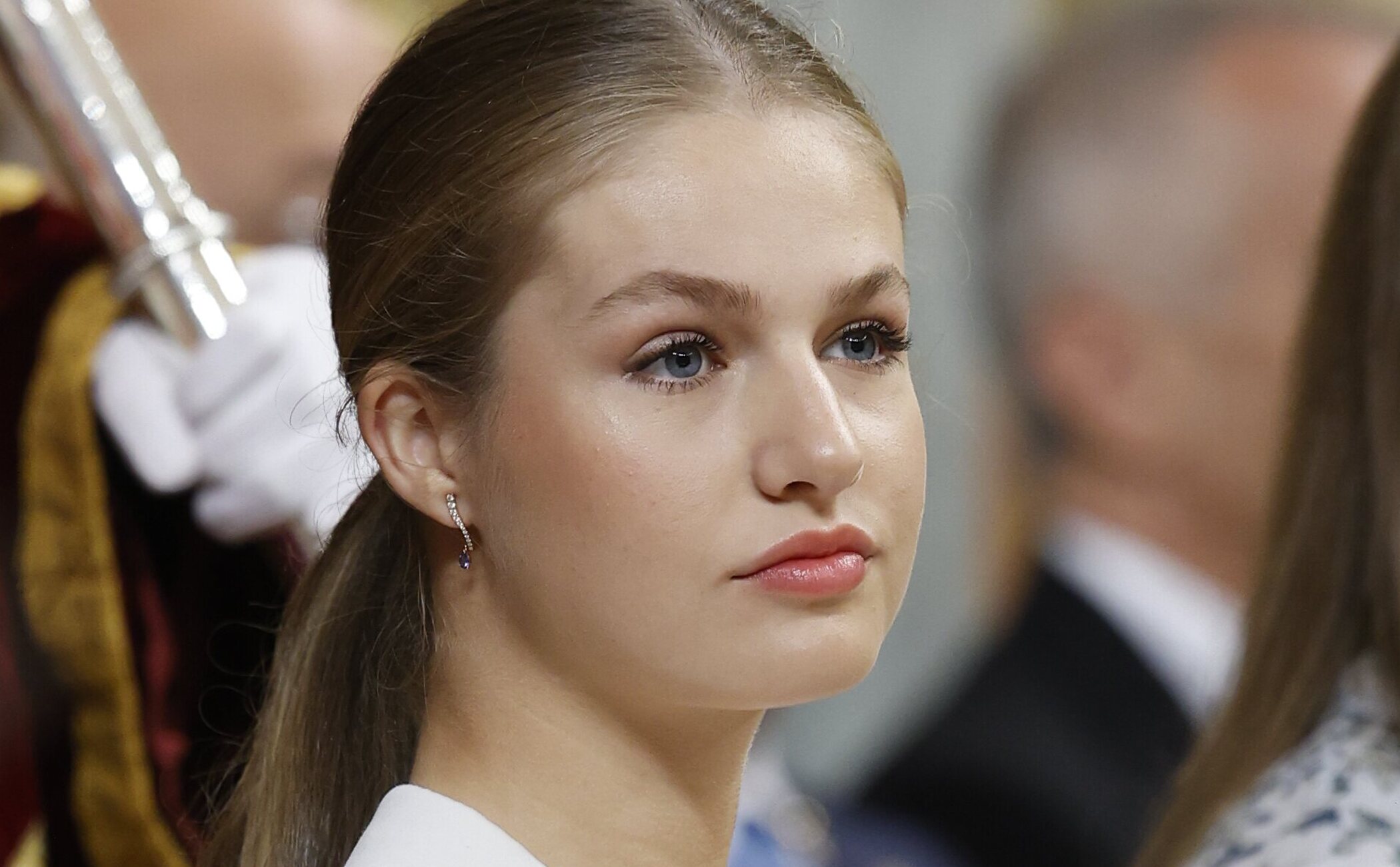 La Princesa Leonor emula a la Reina Letizia con el traje blanco para su jura de la Constitución: lo que esconde este look