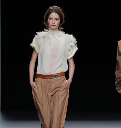 Ion Fiz propone el morado y los tonos neutros para el otoño/invierno 2013/2014 en Madrid Fashion Week