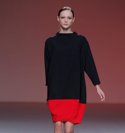 A.A. de Amaya Arzuaga presenta un otoño/invierno 2013/2014 en negro, rojo, verde esmeralda y beig en Madrid Fashion Week