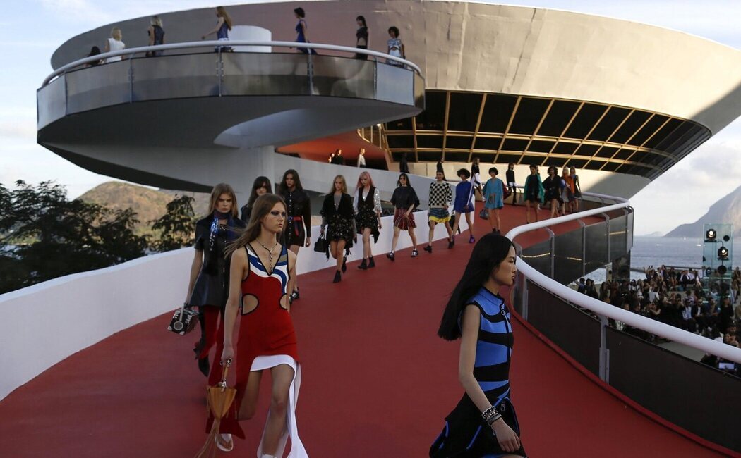"Nuestros barrios no son vuestras pasarelas": ¿Qué está pasando con el desfile de Louis Vuitton en Barcelona?