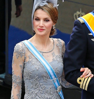 La Princesa Letizia, fiel a Felipe Varela, da una lección de elegancia y estilo en la coronación de Holanda