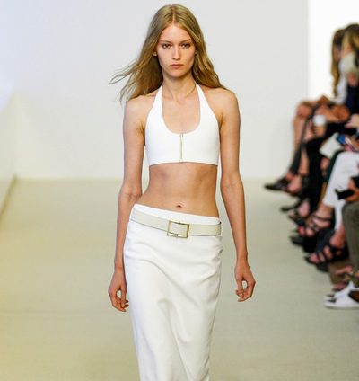 Calvin Klein apuesta por los crop tops y las faldas de tubo en su colección Resort 2014
