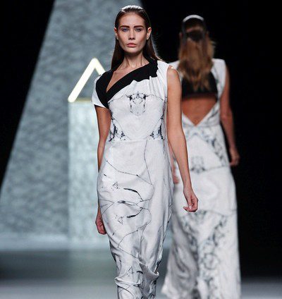 Ana Locking abre su colección primavera/verano 2014 con vestidos de estampado print estilo mármol en Madrid Fashion Week