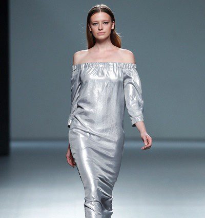 Ángel Schlesser también propone diseños de tendencia metalizada en su colección primavera/verano 2014 en la Madrid Fashion Week