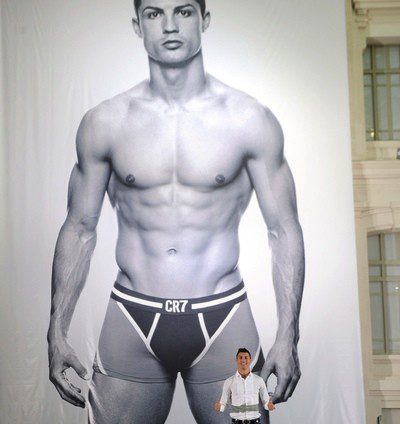 Cristiano Ronaldo promociona su línea de ropa interior con una fotografía suya de 15 metros
