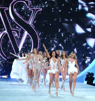 Los ángeles de Victoria's Secret vuelven a reunirse sobre la pasarela en el Fashion Show 2013