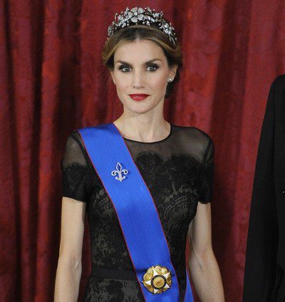 La Reina Letizia apuesta por un vestido de Carolina Herrera en su primera cena de gala