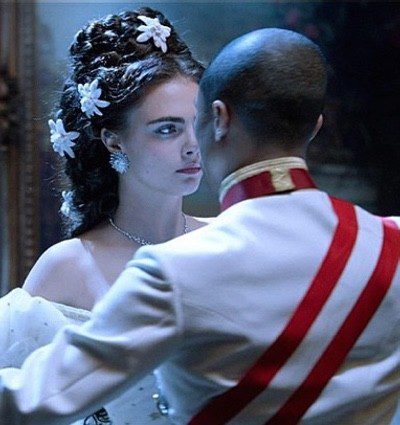 Cara Delevingne se viste de emperatriz para el cortometraje 'Reincarnation' de Chanel
