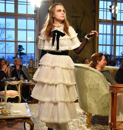 Cara Delevingne protagoniza el desfile 'Métiers d'Art' de Chanel en Salzburgo