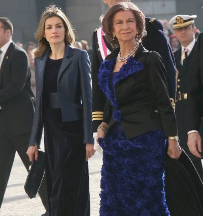La Reina Sofía y la Princesa Letizia eligen el azul cobalto para la Pascua Militar 2012