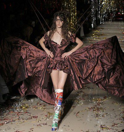 Vivienne Westwood revoluciona al público de la Paris Fashion Week con su peculiar desfile