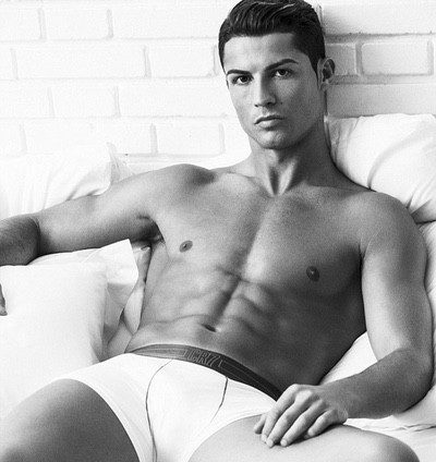 Cristiano Ronaldo presume de abdominales para presentar sus boxers de microfibra de la colección CR7 Underwear