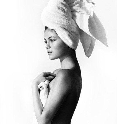 Selena Gomez es la nueva protagonista de la serie fotográfica 'Towel Series' de Mario Testino
