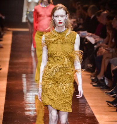 Nina Ricci: Minimalismo y plumas en su desfile primavera/verano 2016 de Paris Fashion Week