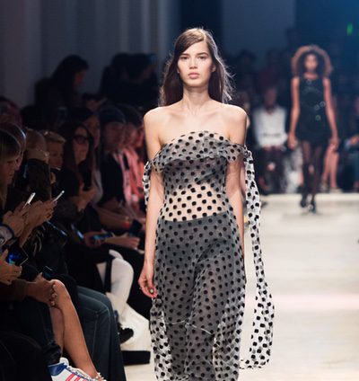 John Galliano olvida las excentricidades en su colección primavera/verano 2016 en París Fashion Week