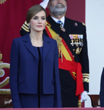 Devoción por Felipe Varela: Letizia vuelve a lucir impecable en el Día de la Hispanidad 2015