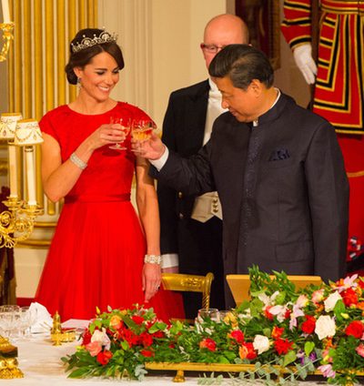 Kate Middleton combina los diamantes y el rojo pasión para su primera cena de Estado